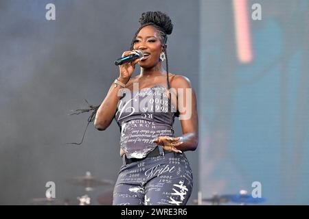 Das Dateifoto vom 14. Juli 2023 zeigt Aya Nakamura live auf der Bühne während des Festivals Les Vieilles Charrues in Carhaix, Frankreich. Eine der größten Musikstars Frankreichs, Aya Nakamura, hat rechtsextreme Gruppen angegriffen, die wütend auf einen Vorschlag sind, den sie während der Eröffnungszeremonie der Olympischen Spiele vor 300.000 Menschen singen könnte und ihnen sagt: „Man kann rassistisch sein, aber nicht taub.“ Laut Berichten in lokalen Medien hatte die französisch-malische Sängerin die Möglichkeit diskutiert, ein Lied der Ikone Edith Piaf aus dem 20. Jahrhundert aufzuführen, als sie letzten Monat den französischen Präsidenten Emmanuel Macron traf. Foto von Julien Reyn Stockfoto