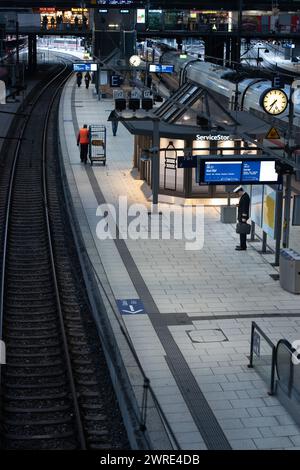 Hamburg, 12. März 2024 – Streik der triebfahrzeuggewerkschaft GDL. Verlassene Bahnsteige am Hamburger Hauptbahnhof. Stockfoto