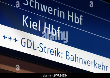 Hamburg, 12. März 2024 – Streik der triebfahrzeuggewerkschaft GDL. Nahaufnahme der Warnmeldung auf der Anzeigetafel. Stockfoto
