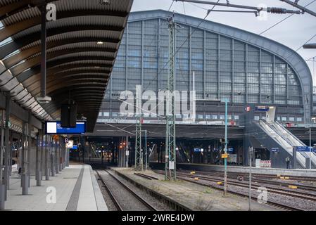 Hamburg, 12. März 2024 – Streik der triebfahrzeuggewerkschaft GDL. Verlassene Bahnsteige am Hamburger Hauptbahnhof. Stockfoto