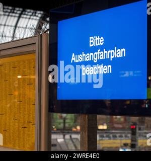 Hamburg, 12. März 2024 – Streik der triebfahrzeuggewerkschaft GDL. Informationen zu Fahrplanänderungen auf der Anzeigetafel. Stockfoto