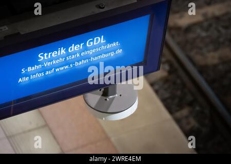 Hamburg, 12. März 2024 – Streik der triebfahrzeuggewerkschaft GDL. Ausstellung am S-Bahnhof Hamburg Airport. Stockfoto