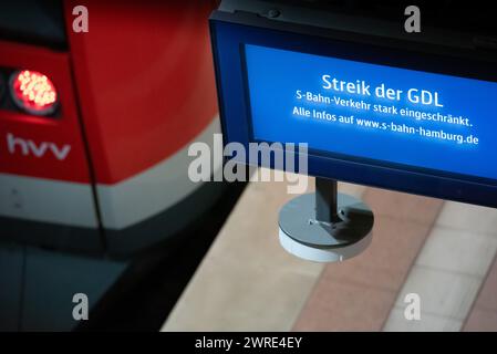 Hamburg, 12. März 2024 – Streik der triebfahrzeuggewerkschaft GDL. Ausstellung am S-Bahnhof Hamburg Airport. Stockfoto