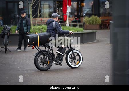 AMSTERDAM - Fatbike auf den Straßen. Vier Hersteller von FAT-Bikes haben ein Maßnahmenpaket vorgelegt, um die durch Elektrofahrräder verursachten Belästigungen zu bekämpfen. ANP JEROEN JUMELET niederlande Out - belgien Out Stockfoto