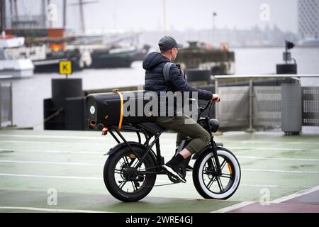 AMSTERDAM - Fatbike auf den Straßen. Vier Hersteller von FAT-Bikes haben ein Maßnahmenpaket vorgelegt, um die durch Elektrofahrräder verursachten Belästigungen zu bekämpfen. ANP JEROEN JUMELET niederlande Out - belgien Out Stockfoto