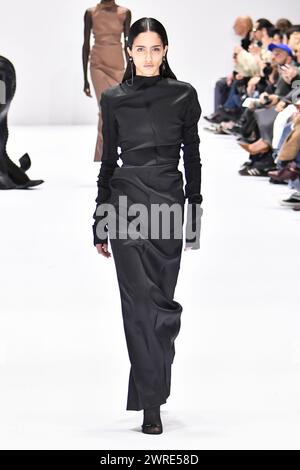 Ein Model läuft auf der Piste der Acne Fashion Show während der Herbst Winter 2024 Collections Fashion Show auf der Paris Fashion Week am 28. Februar 2024. (Foto: Jonas Gustavsson/SIPA USA) Stockfoto