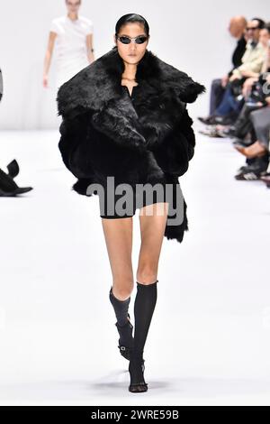 Ein Model läuft auf der Piste der Acne Fashion Show während der Herbst Winter 2024 Collections Fashion Show auf der Paris Fashion Week am 28. Februar 2024. (Foto: Jonas Gustavsson/SIPA USA) Stockfoto