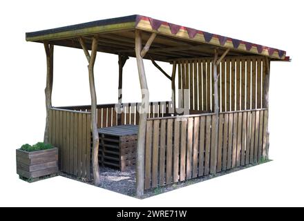 Hausgemachte Pavillon zum Entspannen aus Baumstämmen und Holzbrettern. Isoliert auf weiß Stockfoto