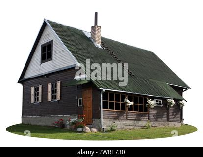 Hölzerner Dorfschuppen für Kiefernplanken. Isoliert auf weiß Stockfoto