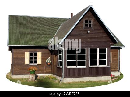 Hölzerne Dorfscheune aus braunen Kiefernbrettern. Isoliert auf weiß Stockfoto