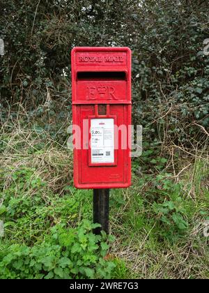 Traditionelle freistehende rote Lampe Post Box, aufgenommen an der Old Lydd Road Camber Sands Stockfoto