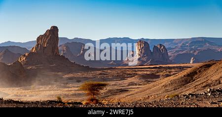 Hoggar-Landschaft in der Sahara, Algerien. Steile Gipfel erheben sich in mineralischer Umgebung Stockfoto