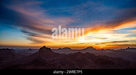 Hoggar-Landschaft in der Sahara, Algerien. Ein Blick von Assekrem auf den Sonnenaufgang über die Atakor Berge Stockfoto