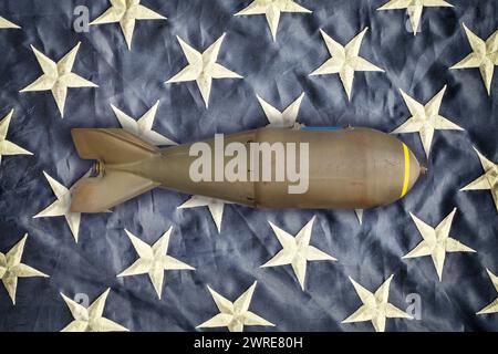 Alte Militärraketenbombe vor den Sternen einer amerikanischen Flagge Stockfoto