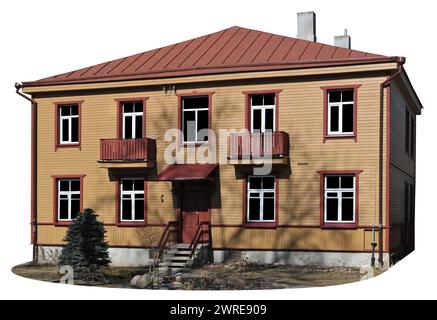 Ein sehr altes Holzhaus ist gelb gestrichen und hat ein eisernes rotes Dach. Isoliert auf weiß Stockfoto