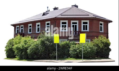 Vor einem alten Holzhaus wachsen dichte Büsche. Isoliert auf weiß Stockfoto