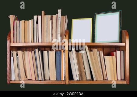 Hausgemachtes Holzregal mit Büchern und Fotos. Auf Schwarz isolieren Stockfoto