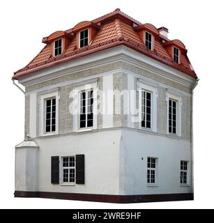 Altes Steinhaus mit gekacheltem Dach. Isoliert auf weiß Stockfoto