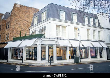 LONDON, 11. JANUAR 2024: Chanel Designer Fashion Shop in der Walton Street in Chelsea & Kensington, eine französische Luxusmarke Stockfoto