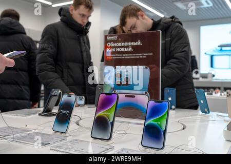 Apple iPhone Smartphones Modelle, im Apple Store ausgestellt. Kunden erleben die neuen iPhones. Minsk, Weißrussland - 26. Januar 2024 Stockfoto