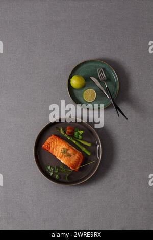 In der Pfanne angebratene Lachssteaks sind ein köstliches und gesundes Gericht. Der Lachs wird perfekt gekocht, so dass die Haut knusprig und das Fleisch feucht ist. Stockfoto