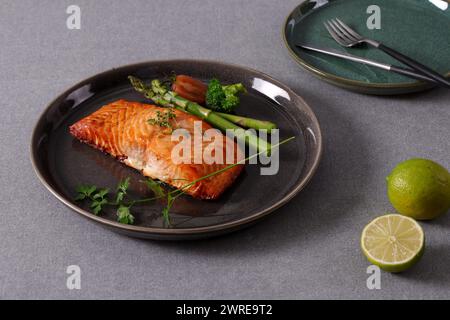 In der Pfanne angebratene Lachssteaks sind ein köstliches und gesundes Gericht. Der Lachs wird perfekt gekocht, so dass die Haut knusprig und das Fleisch feucht ist. Stockfoto