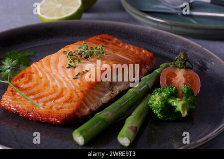 In der Pfanne angebratene Lachssteaks sind ein köstliches und gesundes Gericht. Der Lachs wird perfekt gekocht, so dass die Haut knusprig und das Fleisch feucht ist. Stockfoto