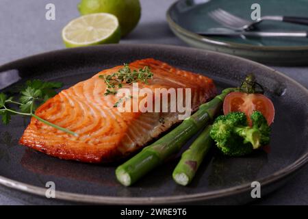 In der Pfanne angebratene Lachssteaks sind ein köstliches und gesundes Gericht. Der Lachs wird perfekt gekocht, so dass die Haut knusprig und das Fleisch feucht ist. Stockfoto