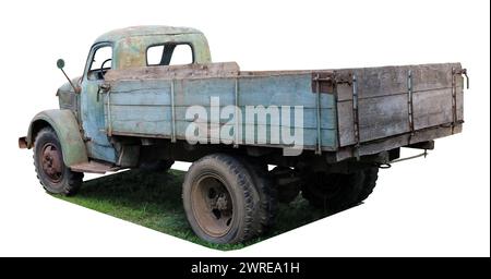 Alte kaputte, rostige Landmaschinen - LKW. Isoliert auf weiß Stockfoto