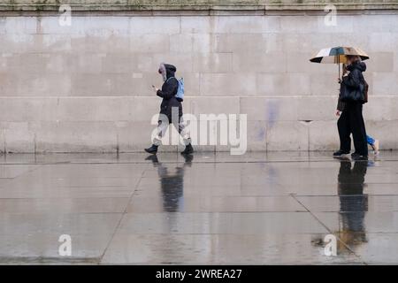 Trafalgar Square, London, Großbritannien. März 2024. Wetter in Großbritannien: Es regnet in London. Quelle: Matthew Chattle/Alamy Live News Stockfoto