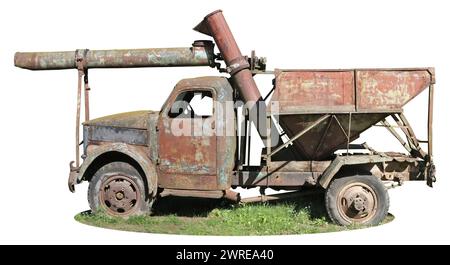 Alte kaputte, rostige Landmaschinen – Strohlader. Isoliert auf weiß Stockfoto