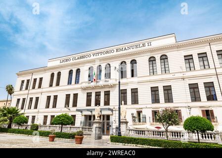 Palermo, Italien - 13. Mai 2023: Fassade des Liceo Classico Vittorio Emanuele II im Zentrum von Palermo, Sizilien, Italien Stockfoto