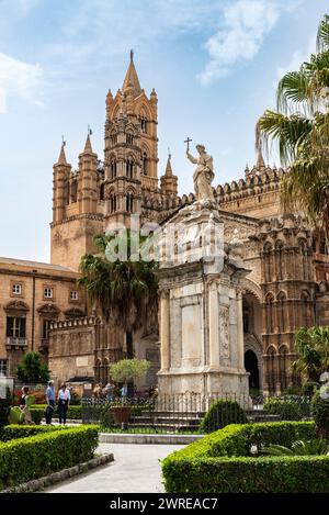 Palermo, Italien - 13. Mai 2023: Fassade der Kathedrale von Palermo mit Menschen in der Altstadt von Palermo, Sizilien, Italien Stockfoto