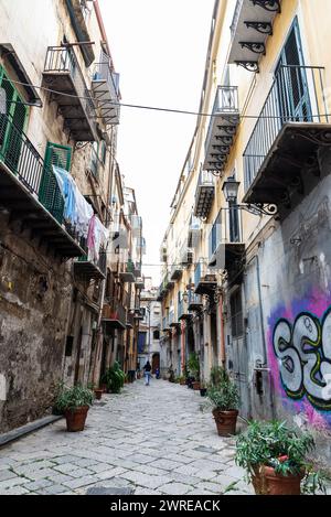 Palermo, Italien - 13. Mai 2023: Straße der Altstadt von Palermo mit Menschen in Sizilien, Italien Stockfoto