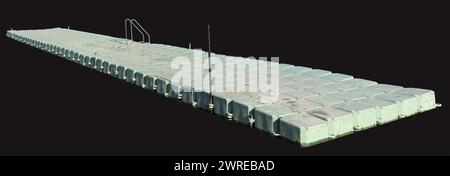 Die Pier Bridge auf dem See besteht aus Plastikpontons. Isoliert auf Schwarz Stockfoto