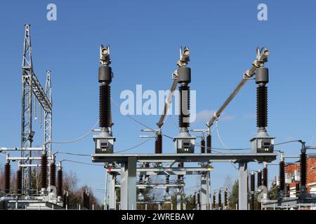 Dreiphasige Hochspannungs-Keramikisolatoren Stockfoto