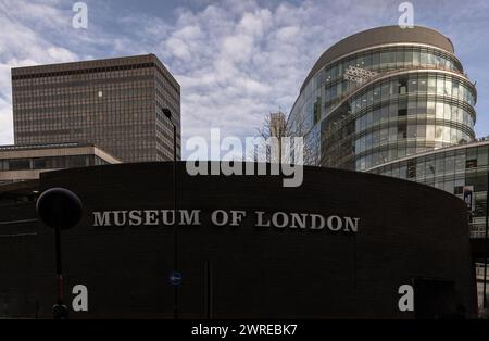 London, Großbritannien - 27. Februar 2024 - die Außenwand des Museums of London dokumentiert die Geschichte von der Urzeit bis zur Neuzeit. Das Museum befindet sich auf Stockfoto