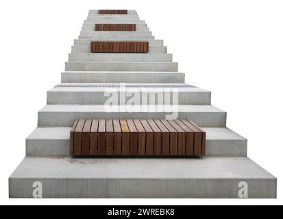 Neue Betontreppe mit Holzbänken. Isoliert auf weiß Stockfoto