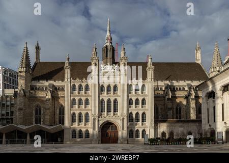 London, Großbritannien - 27. Februar 2024 - Guildhall Complex mit Guildhall und Guildhall Art Gallery in der City of London. Londons Rathaus seit dem 12. Jahrhundert Stockfoto