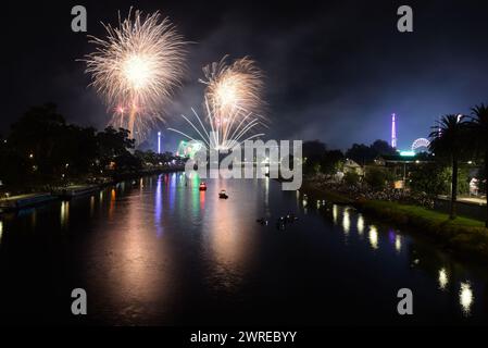 Melbourne, Victoria, Australien. März 2024. Ein atemberaubender Blick auf das Feuerwerk am Yara River am Ende des Moomba Festivals in Melbourne. (Kreditbild: © Rana Sajid Hussain/Pacific Press via ZUMA Press Wire) NUR REDAKTIONELLE VERWENDUNG! Nicht für kommerzielle ZWECKE! Stockfoto