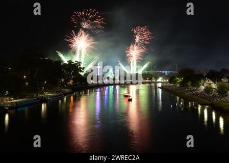 Melbourne, Victoria, Australien. März 2024. Ein atemberaubender Blick auf das Feuerwerk am Yara River am Ende des Moomba Festivals in Melbourne. (Kreditbild: © Rana Sajid Hussain/Pacific Press via ZUMA Press Wire) NUR REDAKTIONELLE VERWENDUNG! Nicht für kommerzielle ZWECKE! Stockfoto