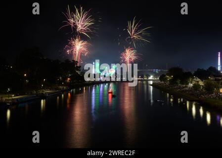 Melbourne, Victoria, Australien. März 2024. Ein atemberaubender Blick auf das Feuerwerk am Yara River am Ende des Moomba Festivals in Melbourne. (Kreditbild: © Rana Sajid Hussain/Pacific Press via ZUMA Press Wire) NUR REDAKTIONELLE VERWENDUNG! Nicht für kommerzielle ZWECKE! Stockfoto