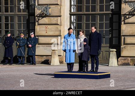 Stockholm, Konprinsessans namnsdag, Schweden, 12. März 2024. , Kronprisessan. Kronprinzessin Victoria, Prinzessin Estelle, Prinz Oscar und Prinz Daniel feiern Victorias Namenstag im Innenhof des Königspalastes in Stockholm, Schweden, Credit: Daniel Bengtsson/Alamy Live News Stockfoto