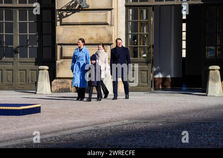 Stockholm, Konprinsessans namnsdag, Schweden, 12. März 2024. , Kronprisessan. Kronprinzessin Victoria, Prinzessin Estelle, Prinz Oscar und Prinz Daniel feiern Victorias Namenstag im Innenhof des Königspalastes in Stockholm, Schweden, Credit: Daniel Bengtsson/Alamy Live News Stockfoto