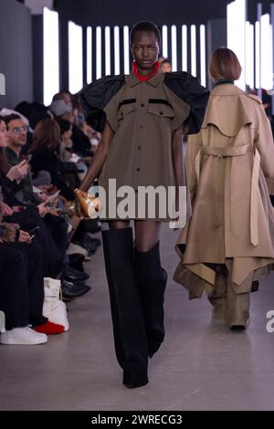 Ein Model spaziert auf dem Laufsteg auf der sacai Fashion Show während der Herbst Winter 2024 Collections Fashion Show auf der Paris Fashion Week am 4. März 2024. (Foto: Jonas Gustavsson/SIPA USA) Stockfoto