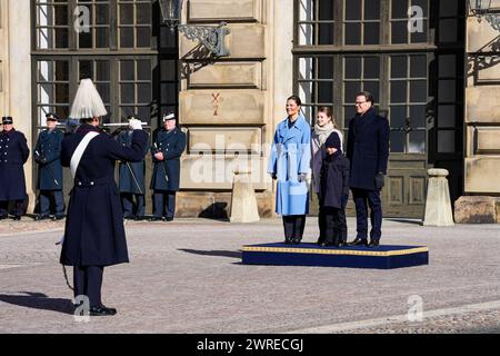 Stockholm, Konprinsessans namnsdag, Schweden, 12. März 2024. , Kronprisessan. Kronprinzessin Victoria, Prinzessin Estelle, Prinz Oscar und Prinz Daniel feiern Victorias Namenstag im Innenhof des Königspalastes in Stockholm, Schweden, Credit: Daniel Bengtsson/Alamy Live News Stockfoto