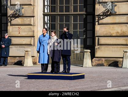 Stockholm, Konprinsessans namnsdag, Schweden, 12. März 2024. , Kronprisessan. Kronprinzessin Victoria, Prinzessin Estelle, Prinz Oscar und Prinz Daniel feiern Victorias Namenstag im Innenhof des Königspalastes in Stockholm, Schweden, Credit: Daniel Bengtsson/Alamy Live News Stockfoto