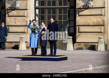 Stockholm, Konprinsessans namnsdag, Schweden, 12. März 2024. , Kronprisessan. Kronprinzessin Victoria, Prinzessin Estelle, Prinz Oscar und Prinz Daniel feiern Victorias Namenstag im Innenhof des Königspalastes in Stockholm, Schweden, Credit: Daniel Bengtsson/Alamy Live News Stockfoto