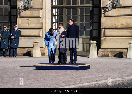 Stockholm, Konprinsessans namnsdag, Schweden, 12. März 2024. , Kronprisessan. Kronprinzessin Victoria, Prinzessin Estelle, Prinz Oscar und Prinz Daniel feiern Victorias Namenstag im Innenhof des Königspalastes in Stockholm, Schweden, Credit: Daniel Bengtsson/Alamy Live News Stockfoto