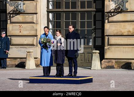 Stockholm, Konprinsessans namnsdag, Schweden, 12. März 2024. , Kronprisessan. Kronprinzessin Victoria, Prinzessin Estelle, Prinz Oscar und Prinz Daniel feiern Victorias Namenstag im Innenhof des Königspalastes in Stockholm, Schweden, Credit: Daniel Bengtsson/Alamy Live News Stockfoto